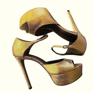 Stunning 5” platform heels, metallic gold lizard  embossed leather shoes  8.5